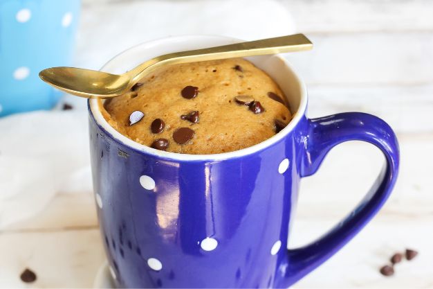 imagem de bolo sendo feito no microondas