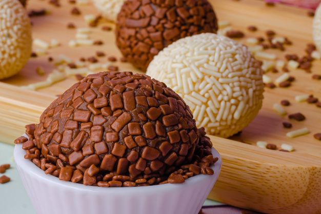 imagem de brigadeiro sendo feito no microondas