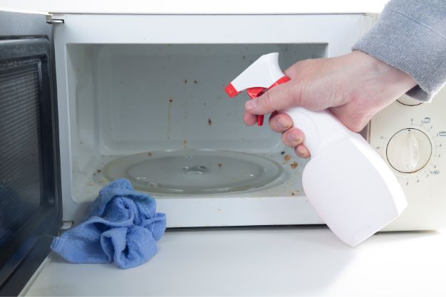 imagem de como limpar um microondas