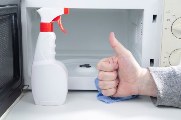 imagem de microondas limpo e sem cheiro de queimado