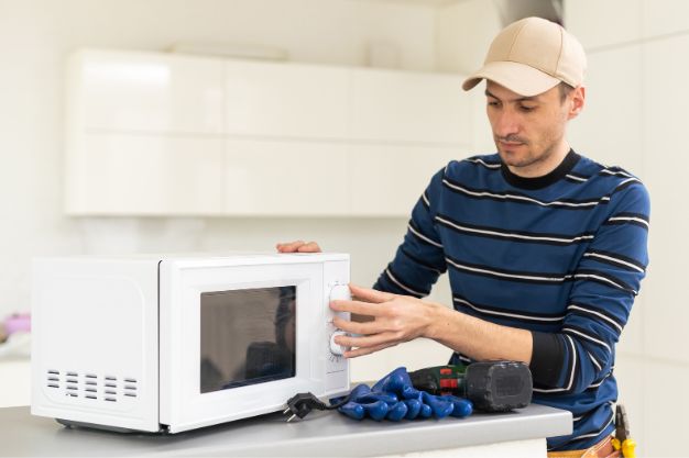 imagem de um tecnico testando porque o microondas não esquenta