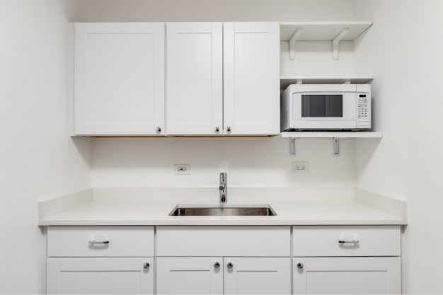 imagem de uma cozinha pequena e onde colocar o microondas