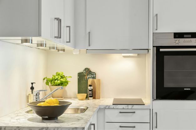 Onde Colocar o Microondas na Cozinha Pequena: 7 Dicas Práticas