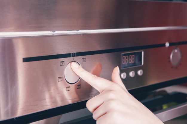 imagem de um microondas sendo ligado