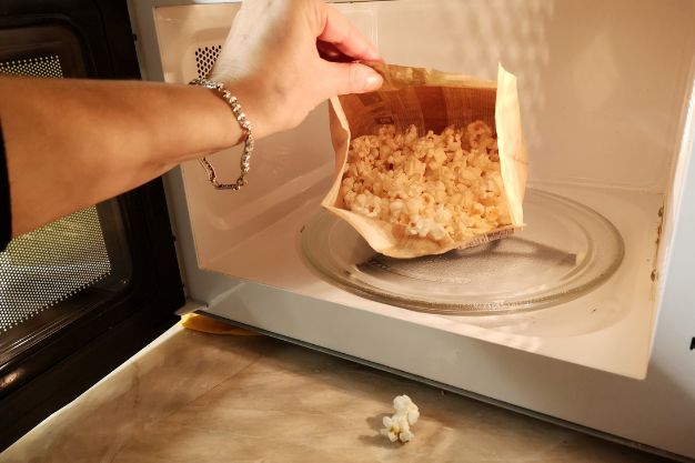 quantas calorias tem pipoca de microondas