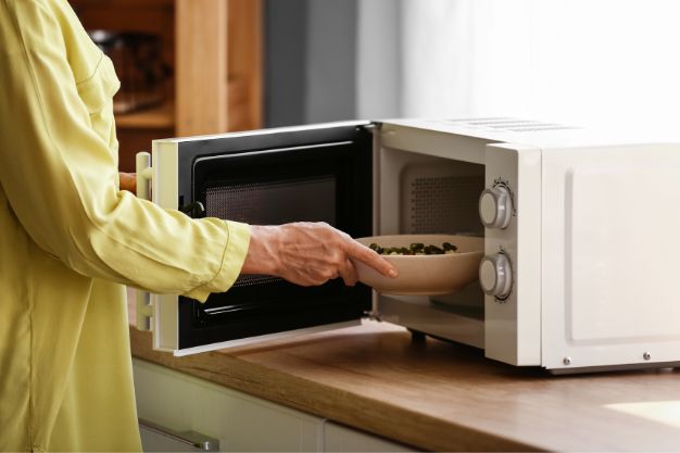 imagem de um microondas brastemp com sua potência esquentando comida