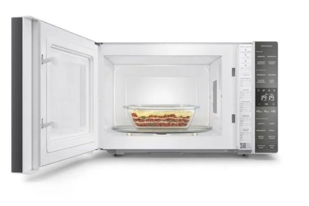 imagem de uma lasanha sendo esquentada na potência do microondas electrolux